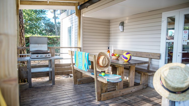 Vente privée Camping 5* Le Vieux Port Resort & Spa – Profitez de l'agréable terrasse en bois