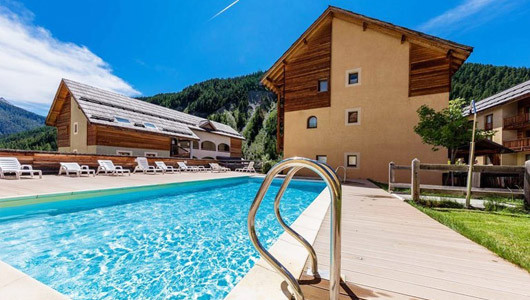 Vente privée : Alpes : piscine au pied des montagnes
