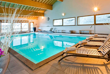 Vente privée Résidence Le Hameau des Eaux d’Orelle 3* – Piscine couverte de la résidence (en supplément)