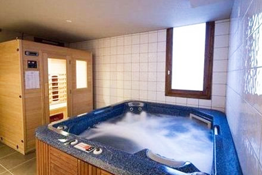 Vente privée Résidence Le Chalet d'Anaïte – Espace détente avec sauna et bain à remous