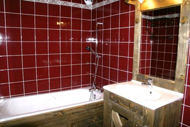 Vente privée Résidence Chalet Val 2400 – Salle de bain avec douche ou baignoire