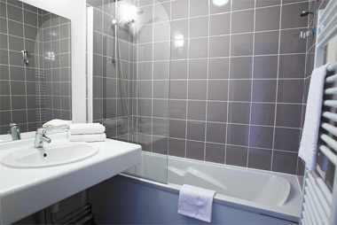 Vente privée Résidence Club Le Domaine du Mont 3*  – Salle de bain avec douche ou baignoire