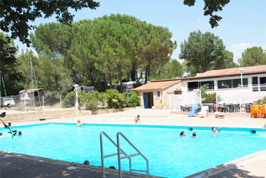 Vente privée Camping 3* Le Provençal – Accès inclus à la piscine extérieure (juillet-août)