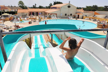 Vente privée Camping 4* Le Domaine de Beaulieu – Piscine extérieure avec toboggans et bain à remous