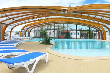 Vente privée Domaine de la Marina 4* – Piscine avec pataugeoire et transats