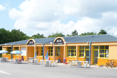 Vente privée Camping 4* Le Bois de Pleuven – Bar avec accès WIFI l'été (payant)