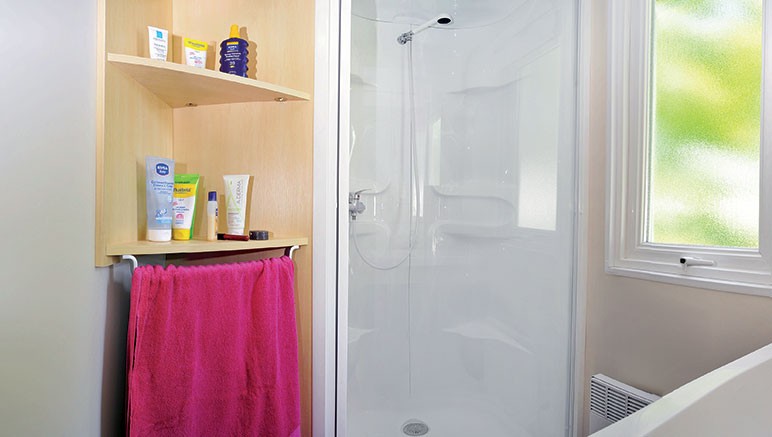 Vente privée Camping 4* Le Suroit – Salle de bain avec douche