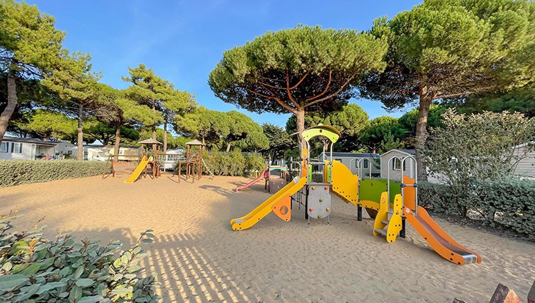 Vente privée Camping 4* Le Suroit – Aire de jeux pour les enfants