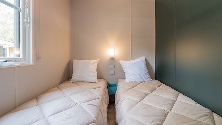 Vente privée Camping Les 4* Couleurs de la Coubre – Chambre avec lits simples