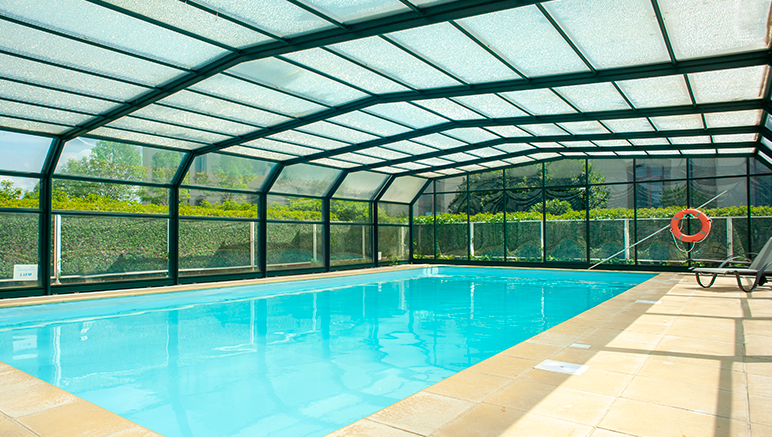 Vente privée Résidence 3* Duguesclin – La piscine extérieure couverte et chauffée, ouverte de début mai à fin septembre