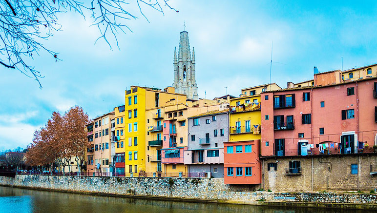 Vente privée Appartements sur la Costa Brava – Visitez Gérone, ville emblématique de Catalogne et sa cathédrale dominant le payage