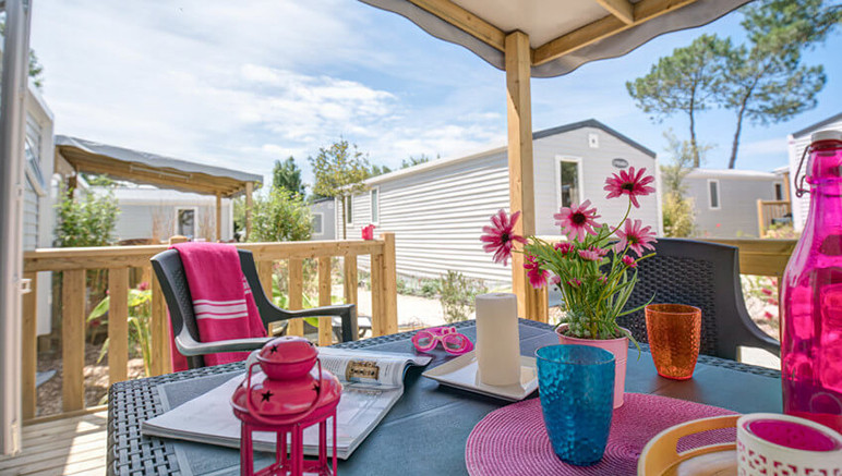 Vente privée Camping 4* La Trévillière – Terrasse avec mobilier de jardin
