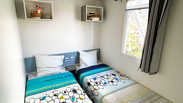 Vente privée Camping 5* Les Cigales – Une chambre avec des lits simples