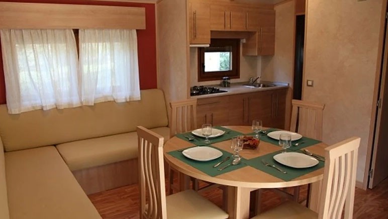 Vente privée Camping Bolaso – Séjour avec banquette-lit pour deux personnes
