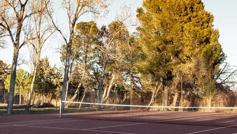 Vente privée Camping Bolaso – Le terrain de tennis