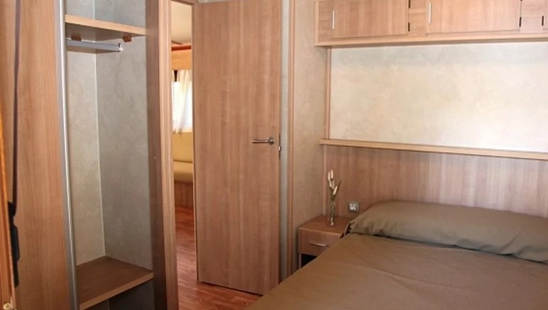 Vente privée Camping Bolaso – Chambre avec lit double