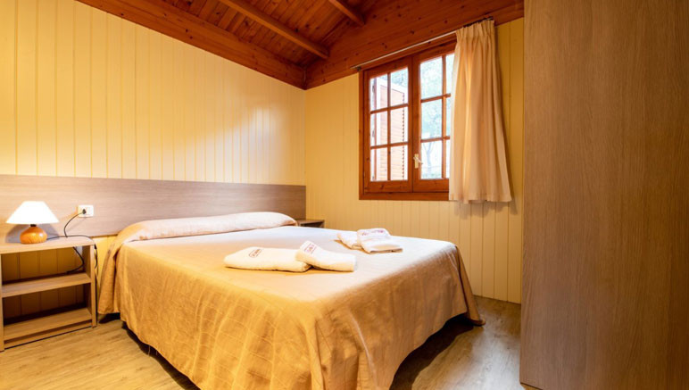 Vente privée Camping 4* Vilanova Park – Chambre double du chalet pour 4 personnes
