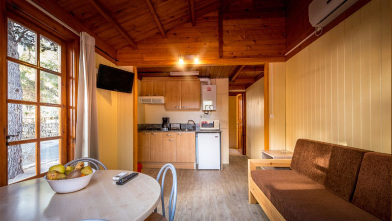 Vente privée Camping 4* Vilanova Park – Salon chaleureux du chalet pour 4 personnes