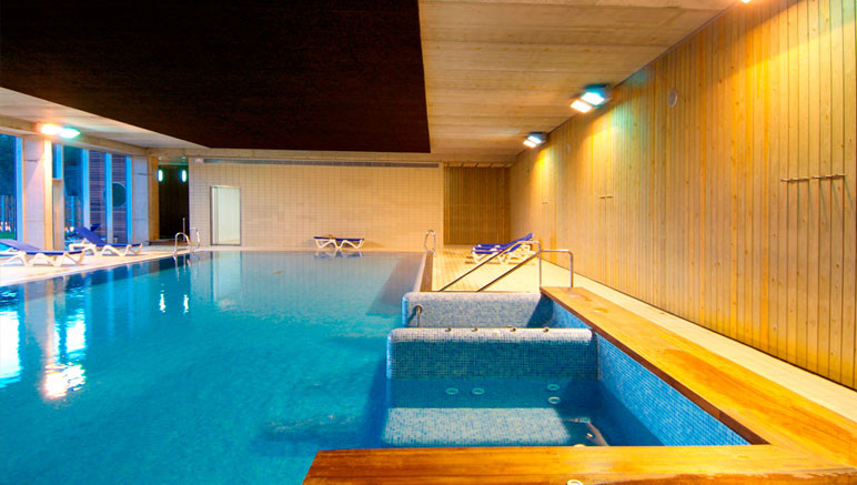 Vente privée Camping 4* Vilanova Park – Une piscine intérieure chauffée est accessible en supplément