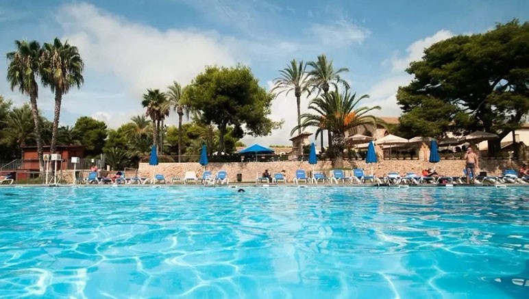 Vente privée Camping 4* Vilanova Park – Une belle piscine extérieure vous attend pour des moments farniente