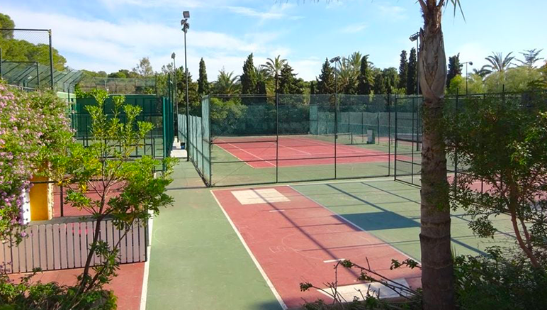 Vente privée Camping 4* Park Playa Bara – Un terrain de tennis
