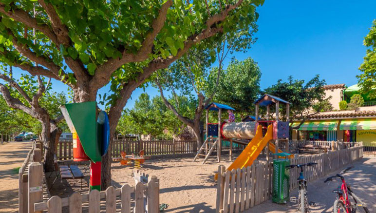 Vente privée Camping 4* Castell Montgri – Une aire de jeux pour vos enfants