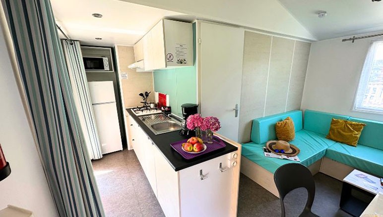 Vente privée Camping 4* Le Clos Virgile – Vous séjournez dans un mobil-home tout confort avec coin cuisine équipé