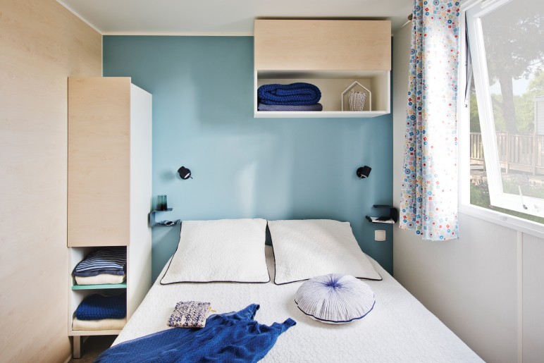 Vente privée Camping 4* Le Clos Virgile – La chambre avec un lit double