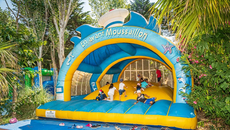 Vente privée Camping 4* Le Clos Virgile – L'accès à l'aire de jeux pour enfants