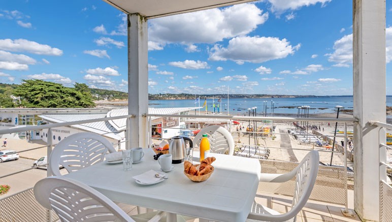 Vente privée Le Domaine de Bertheaume – Terrasse meublée avec vue sur la mer