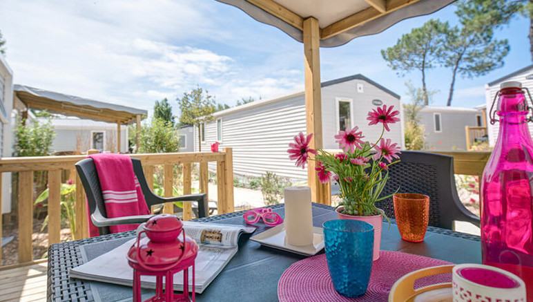 Vente privée Camping 5* L'Océano d'Or – La terrasse de votre mobil-home pour profiter des après-midis ensoleillées