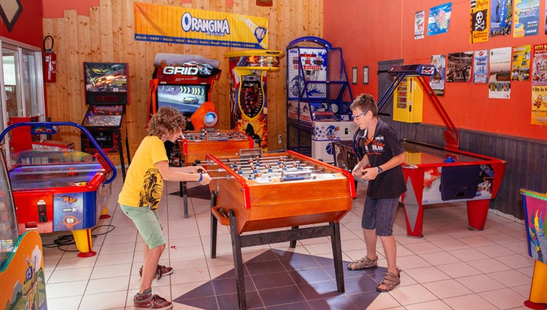Vente privée Camping 5* L'Océano d'Or – La salle de jeux d'arcade