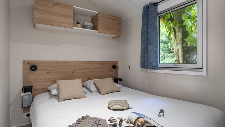 Vente privée Camping Lou Castel 4* – Chambre avec un lit double