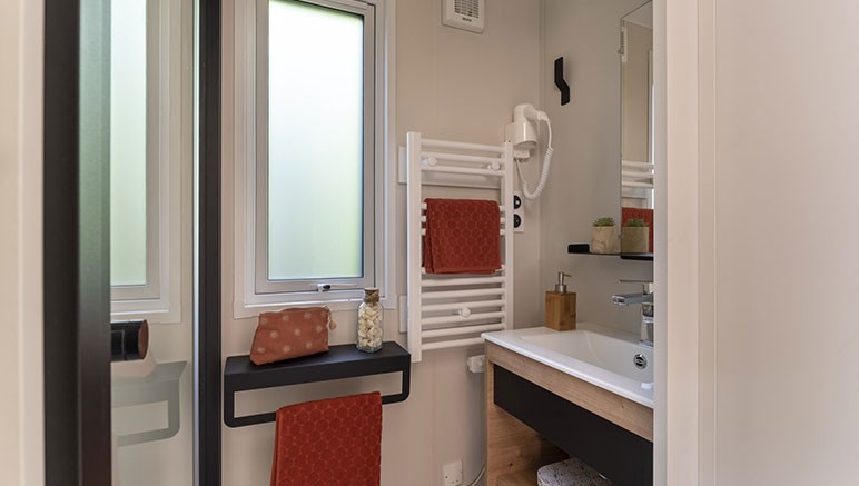 Vente privée Camping Lou Castel 4* – Salle de bain avec douche