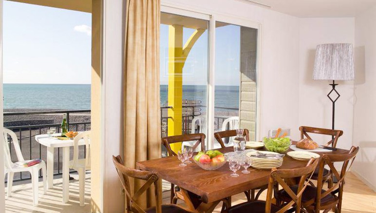 Vente privée Résidence 3* Les Terrasses de la Plage – Salon lumineux avec balcon ou terrasse