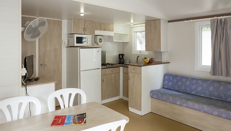 Vente privée Camping Platja Cambrils – Un séjour spacieux avec coin cuisine équipé (photos variant selon logement)