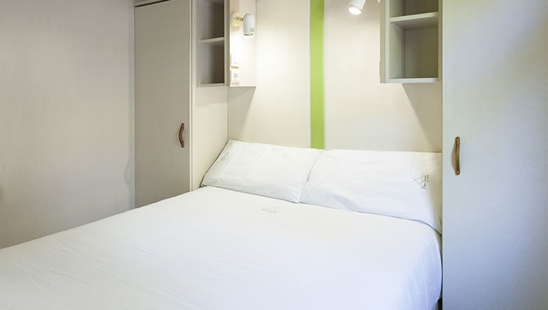 Vente privée Camping Platja Cambrils – Une chambre avec un lit double (photos variant selon logement)
