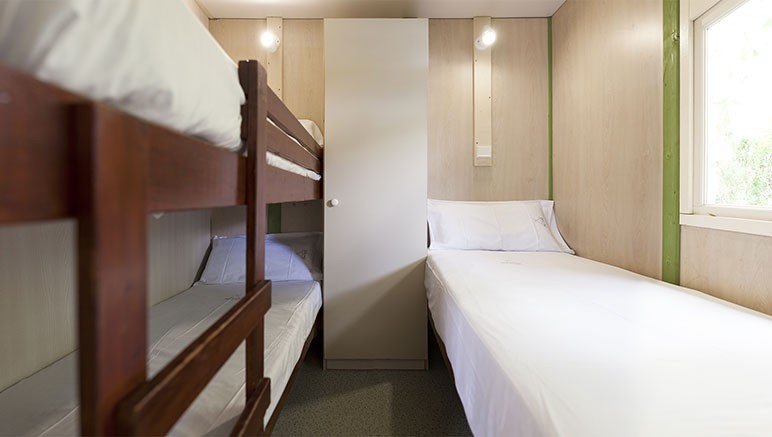 Vente privée Camping Platja Cambrils – Une chambre avec deux lits superposés et un lit simple