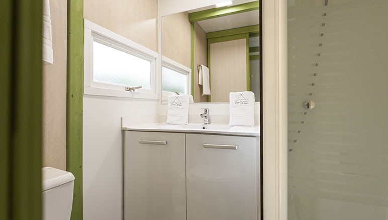 Vente privée Camping Platja Cambrils – Salle de bain avec douche (photos variant selon logement)