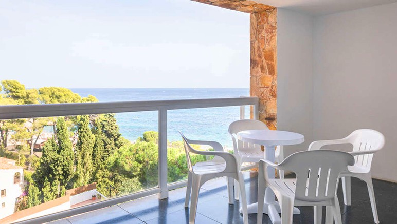 Vente privée H Top Caleta Palace 4* – Agréable balcon avec mobilier de jardin
