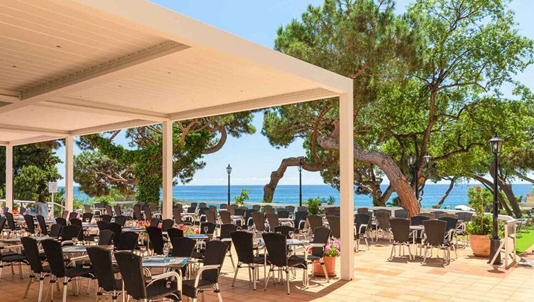 Vente privée H Top Caleta Palace 4* – Détendez-vous autour d'un verre en terrasse
