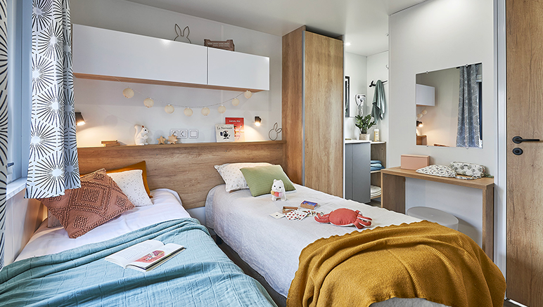 Vente privée Camping 4* les Hirondelles – Des chambres avec des lits simples