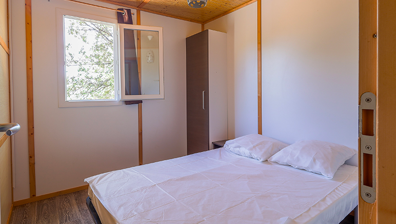 Vente privée Camping 3* Torraccia – Une chambre avec un lit double