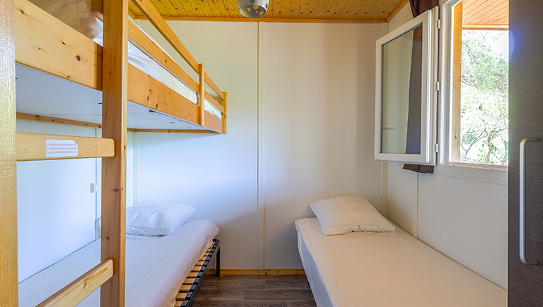 Vente privée Camping 3* Torraccia – Une chambre avec plusieurs lits simples
