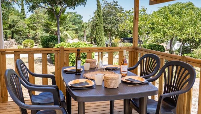 Vente privée Camping 3* L'Orangeraie – Avec une agréable terrasse et mobilier de jardin
