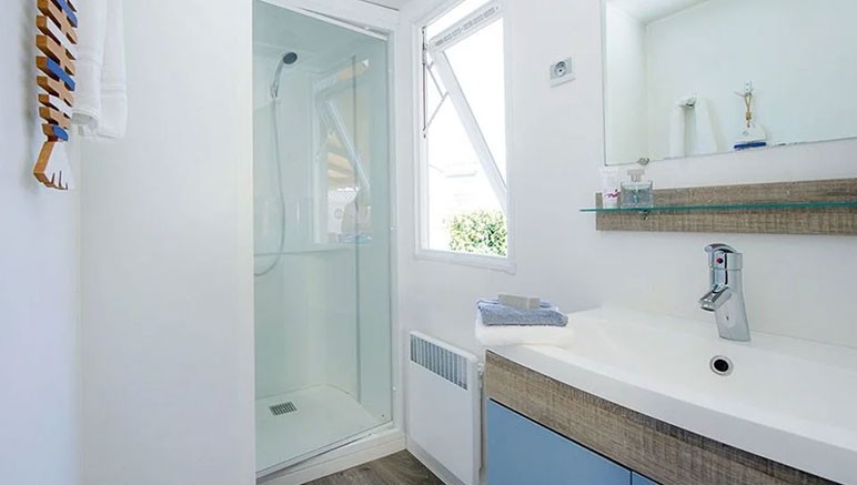 Vente privée Camping 3* L'Orangeraie – La salle de bain avec douche