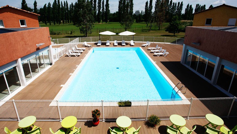 Vente privée Résidence 3* le Domaine du Green – La piscine extérieure en libre accès...