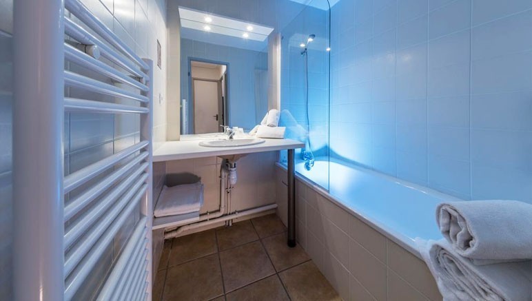 Vente privée Résidence 3* Le Domaine du Golf d'Albret – Salle de bain avec baignoire