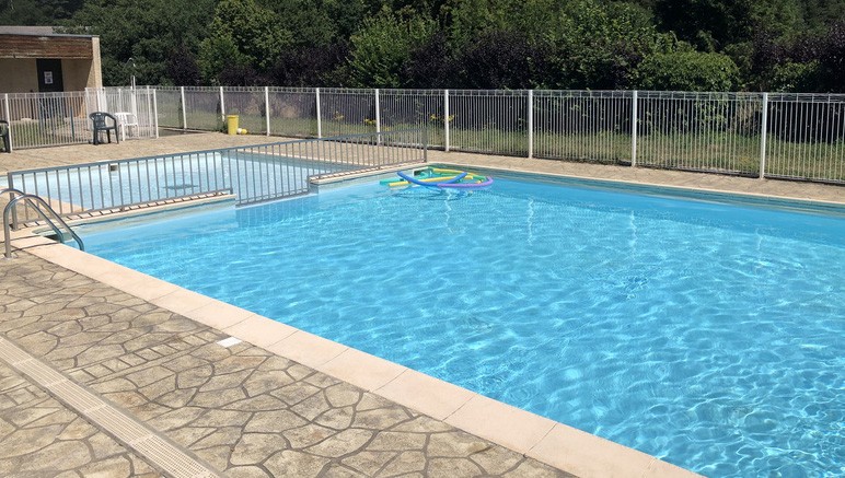 Vente privée Le Domaine de Confolant – La piscine extérieure pour se rafraichir au doux soleil du sud
