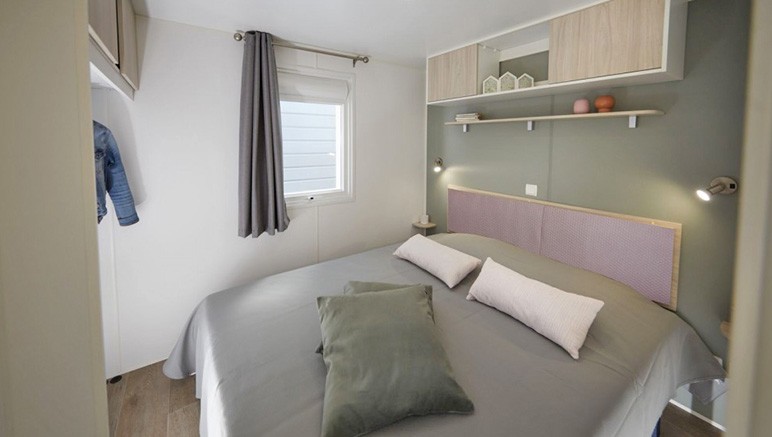 Vente privée Camping 4* Ferme Pédagogique de Prunay – La chambre avec un lit double